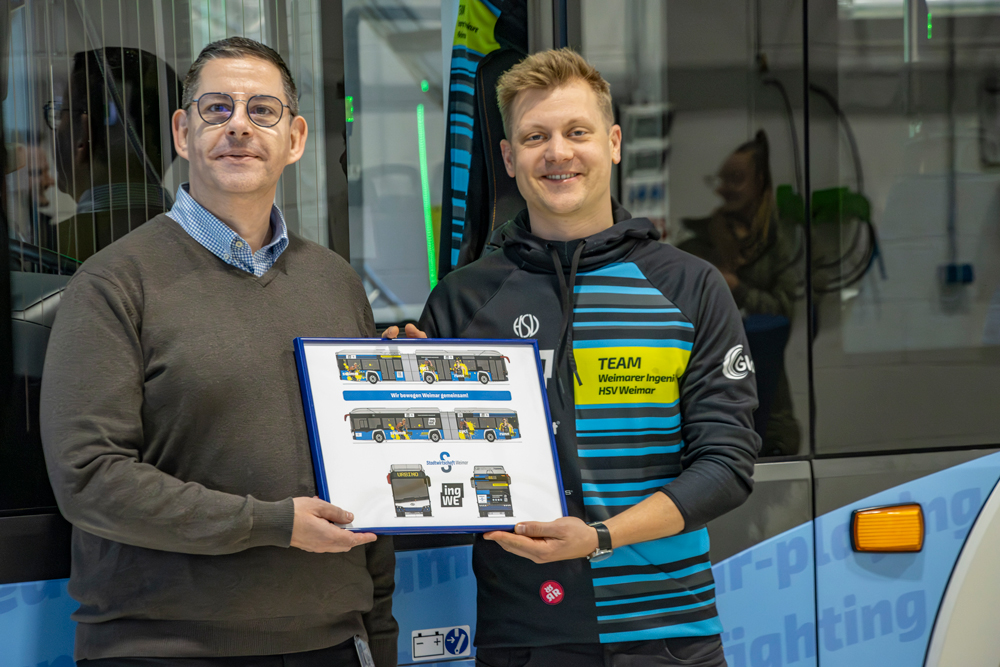 Stadtwirtschaft übergibt Wasserstoff-Gelenkbus „Christoph Martin Wieland“ an Bundesliga-Team Weimarer Ingenieure